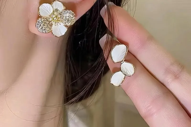 Flower on Left Ear Meaning: Is She Taken or Single?